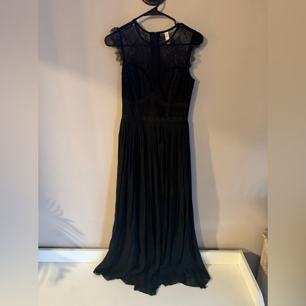 Beautiful light weight long dress lace accents on top small gorgeous‎